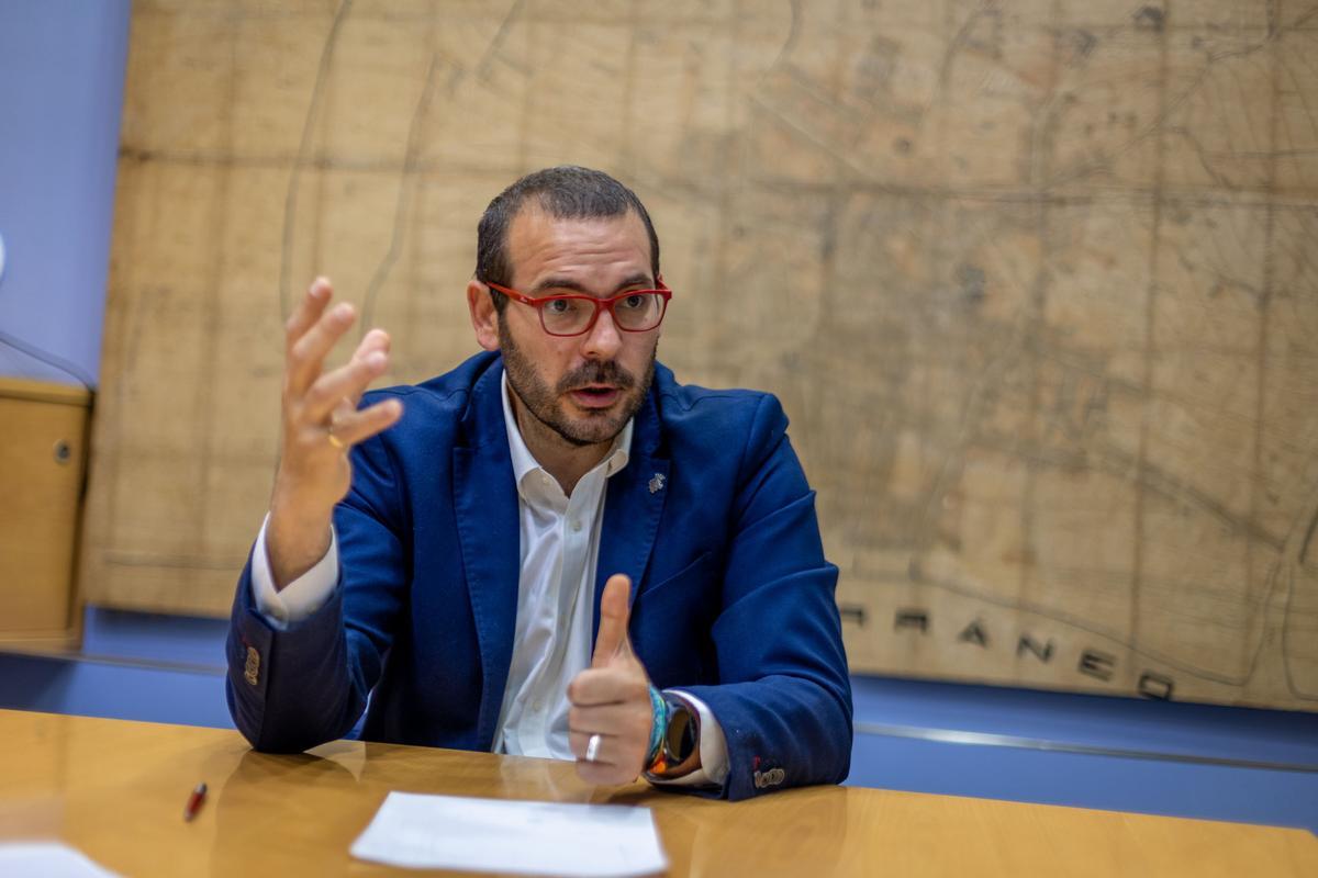 El alcalde Bote responde a las preguntas de EL PERIÓDICO en el Ayuntamiento de Mataró