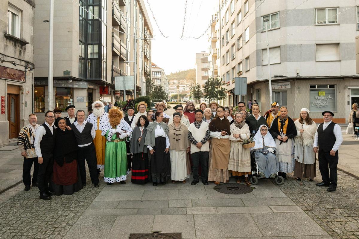 El Grupo Ardelume Integración, durante la grabación de su tercer videoclip en las calles de Baiona.