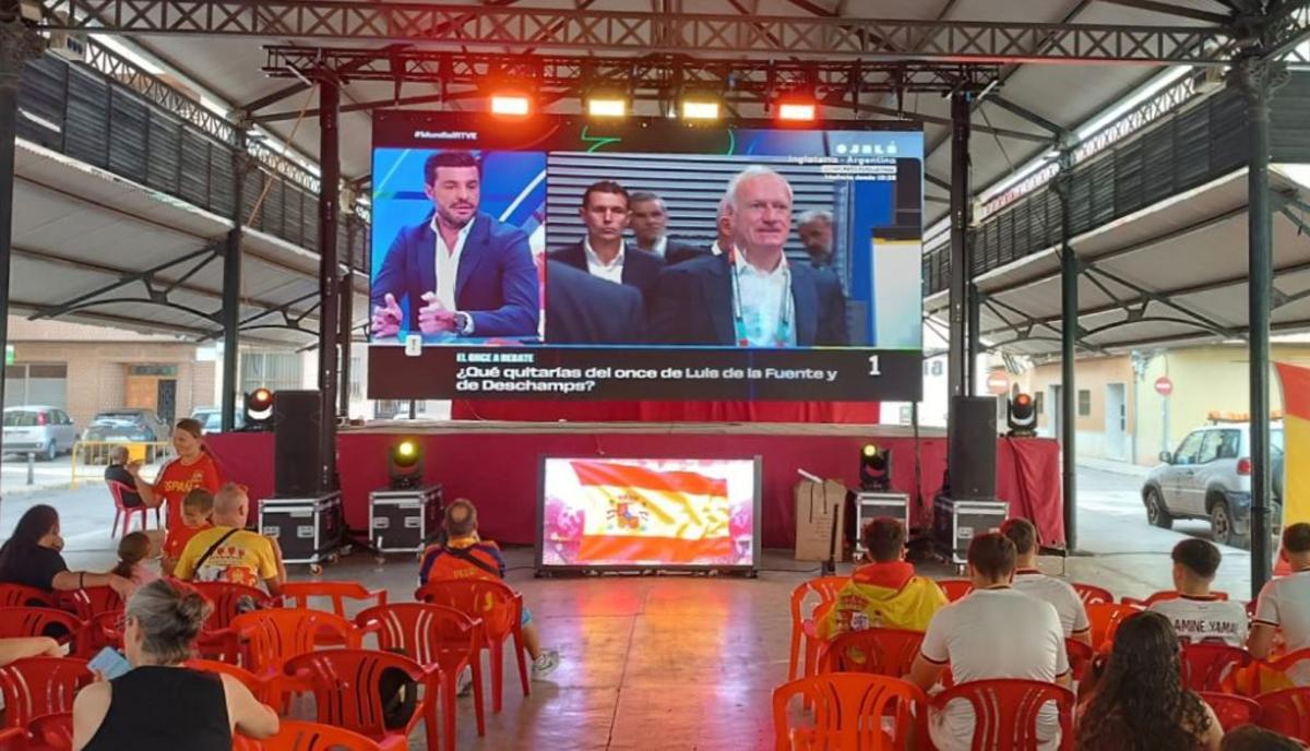 La empresa fue la encaragada de colocar la pantalla para ver el Mundial.