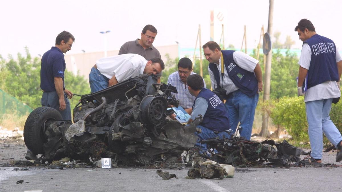 Estado en el que quedó el vehículo del atentado de Santa Pola.