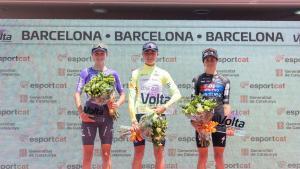Blasi, en el podio, junto a la francesa Célia Gery (segunda clasificada, a la derecha) y la canadiense Sidney Swiedenga, tercera.