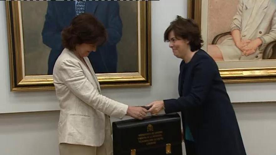 Carmen Calvo recibe su nueva cartera de manos de Sáenz de Santamaría