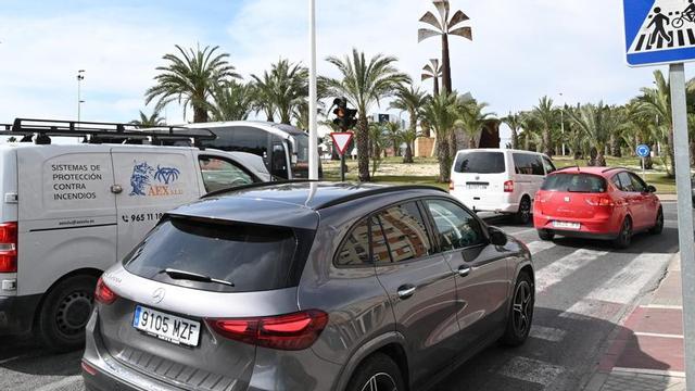 Tráfico en Elche, en la zona de la rotonda de l’Aljub.