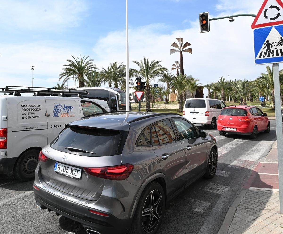 Tráfico en Elche, en la zona de la rotonda de l’Aljub. | ÁXEL ÁLVAREZ