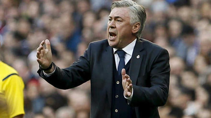 Carlo Ancelotti durante un partido con el Real Madrid.