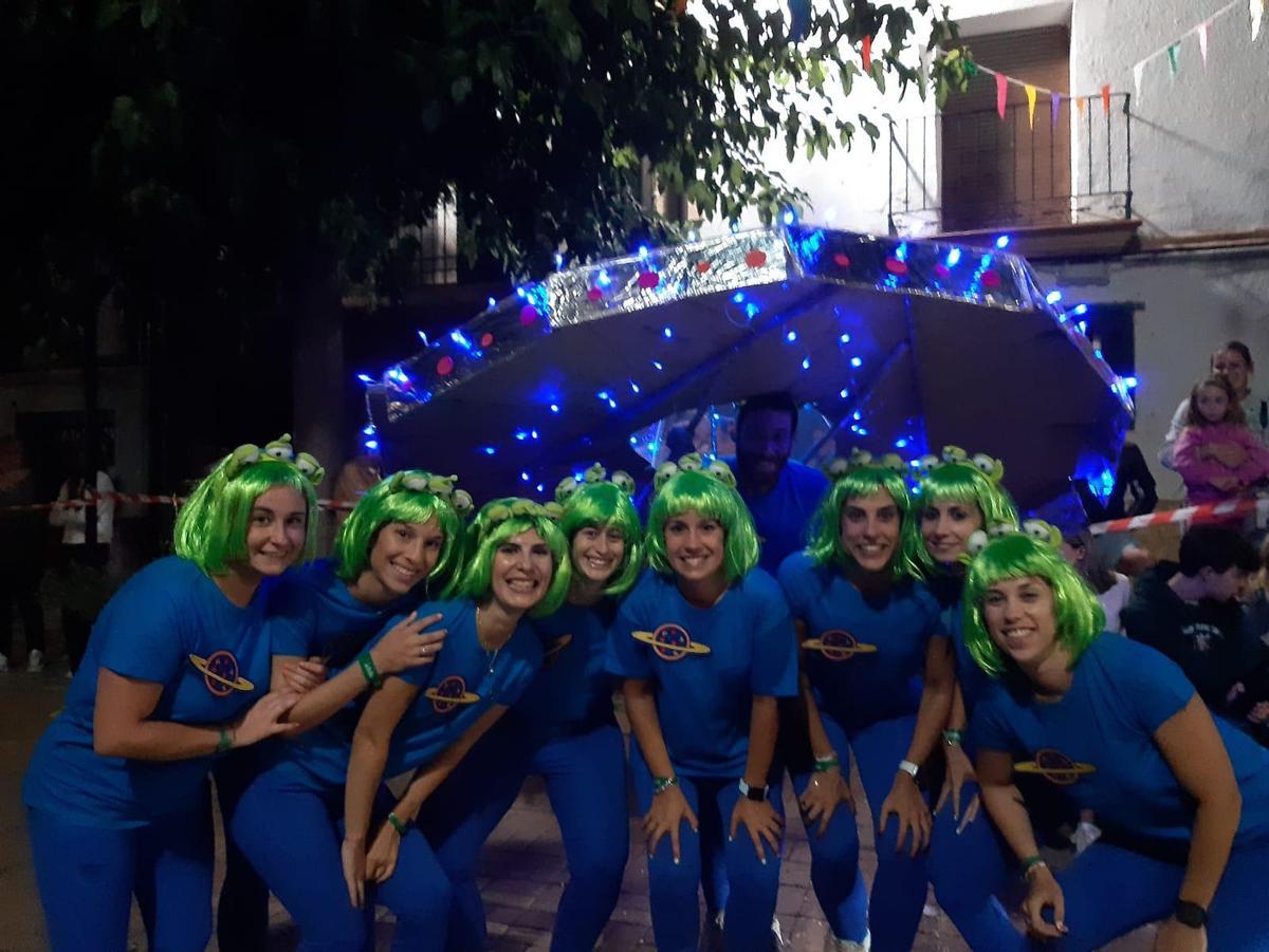 Un grupo de amigos durante el desfile de disfraces en Jaraba en años anteriores
