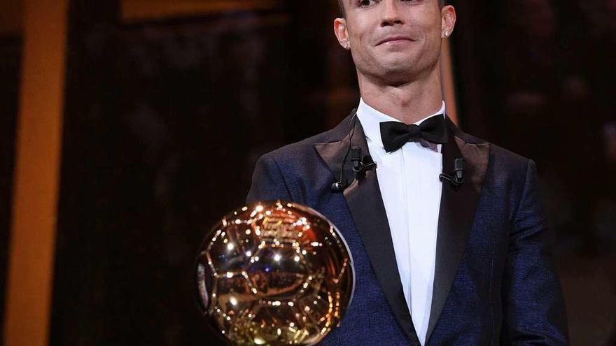 Cristiano Ronaldo, con el Balón de Oro. // Faugere Franck