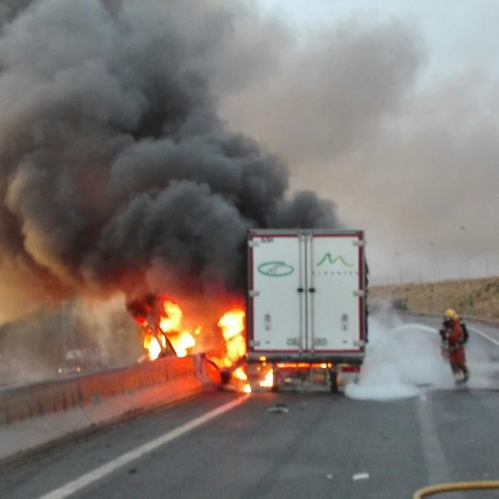 Los bomberos sofocan las llamas del camión que ha ardido en la A-7, a la altura de Picassent.