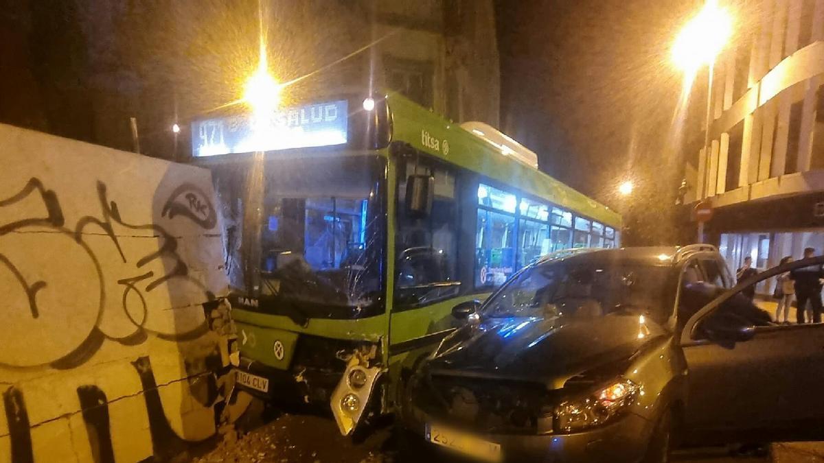 Un conductor ebrio colisiona contra una guagua en Santa Cruz de Tenerife