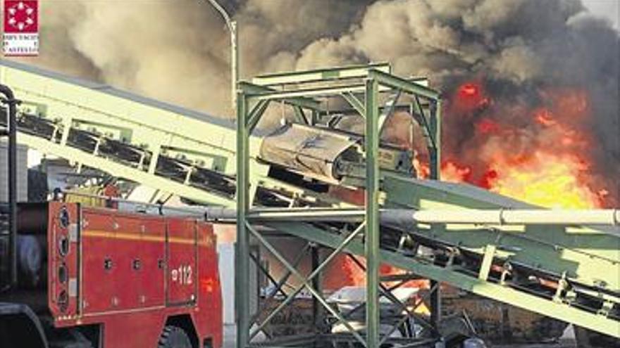 INCENDIO EN UNA PLANTA DE RECICLAJE DE BENICARLÓ