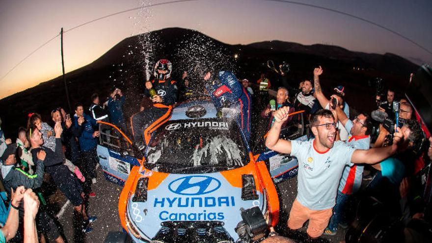 Yeray Lemes y Rogelio Peñate celebran el entorchado regional sobre su Hyundai i20 R5+.