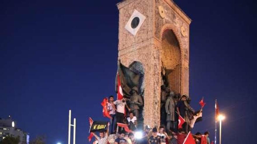 Seguidores del presidente Erdogan se manifiestan en las calles. // Reuters