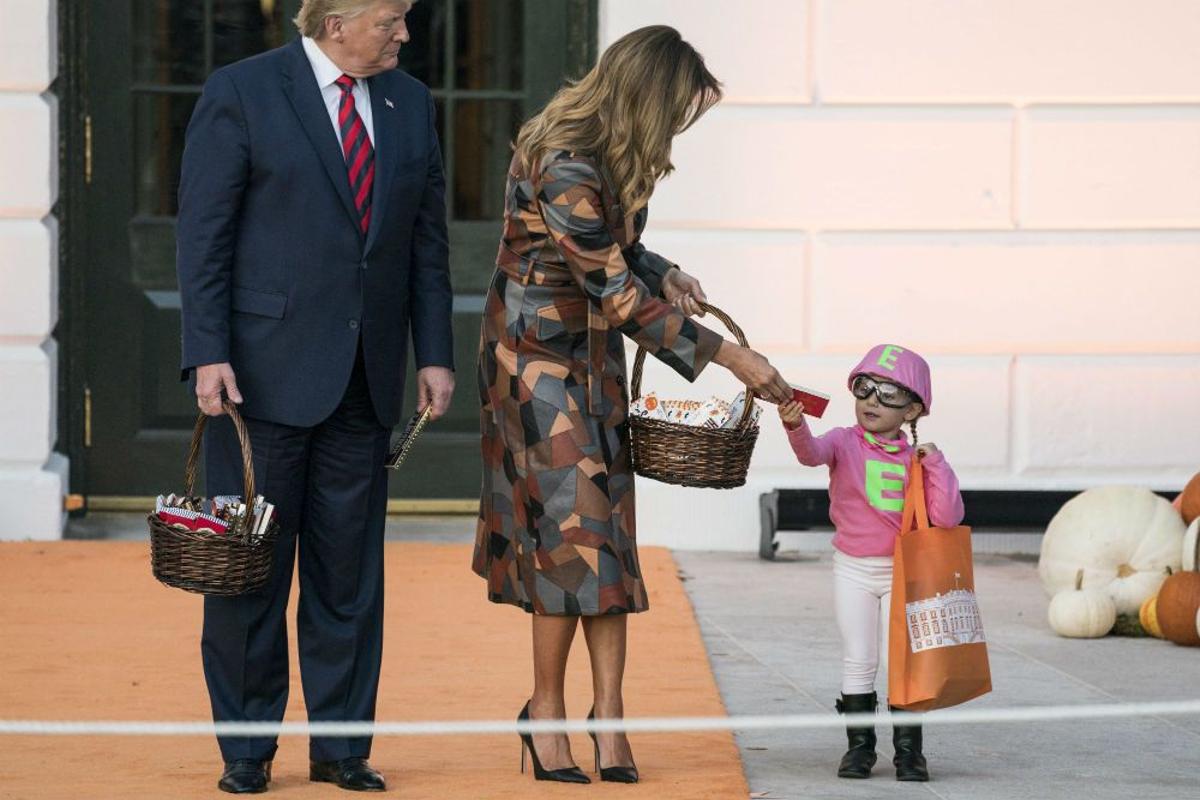 Melania Trump con abrigo patchwork de Michael Kors