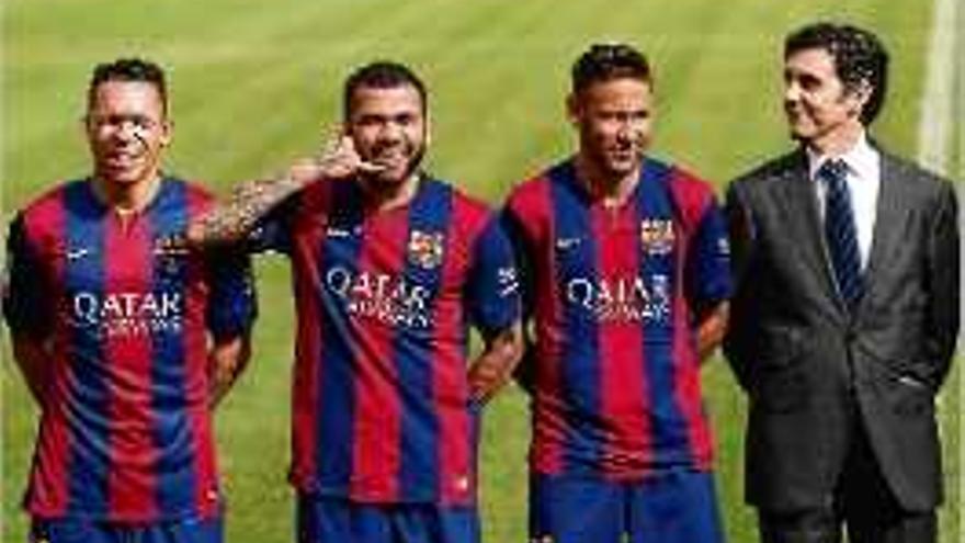 Alves, al centre, fent broma de l&#039;acord entre Barça i Telefónica.