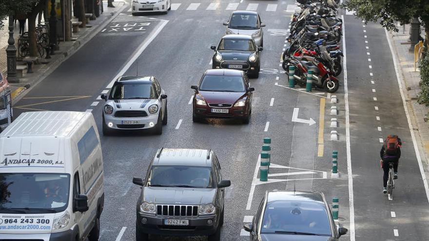 Vista general de la calle Colón tras la reordenación realizada por la construcción del carril bici.