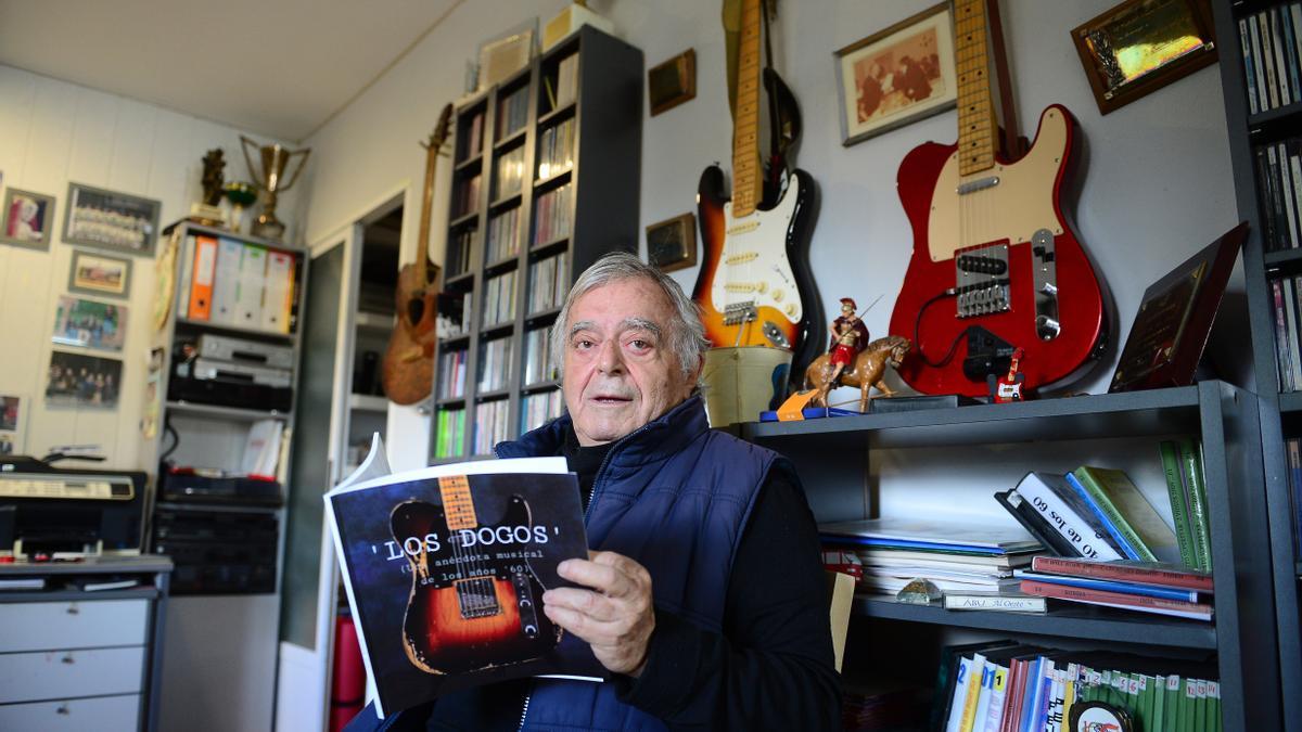 Jesús Muñoz, portavoz de Los Dogos, con el libro en su casa.