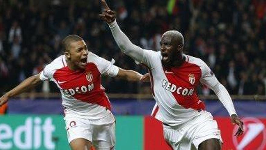 Mbappé i Bakayoko celebren el gol decisiu, marcat per aquest segon