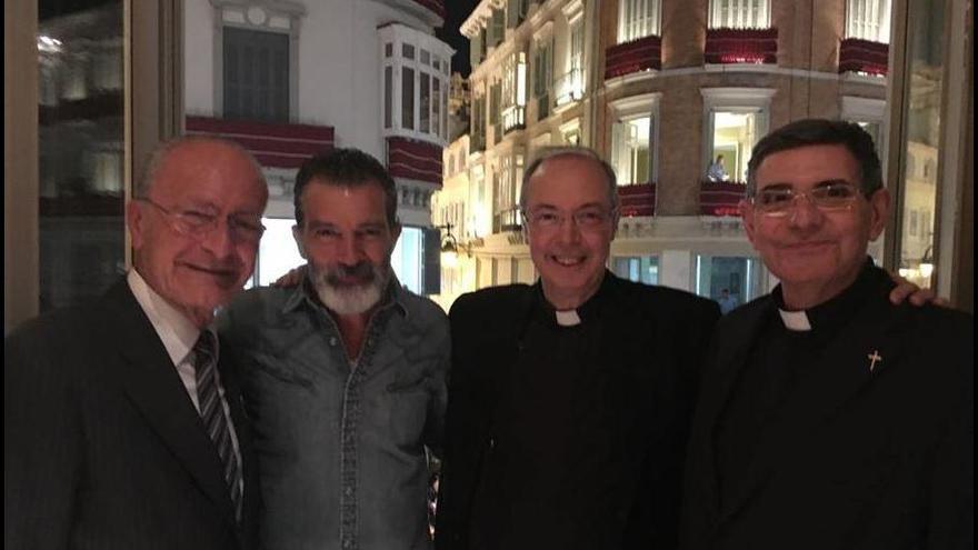 El sacerdote y compositor Marco Frisina y el actor malagueño Antonio Banderas se encontraron en la Semana Santa de Málaga del año pasado. El compositor  tuvo la oportunidad de presentar al intérprete el proyecto que le ha traído de nuevo a nuestra ciudad. Muy convicente fue Frisina, puesto que entonces ya se rubricó la colaboración que ayer se hizo oficial. En la imagen, el alcalde, Francisco de la Torre; Banderas, Frisina y José A. Sánchez