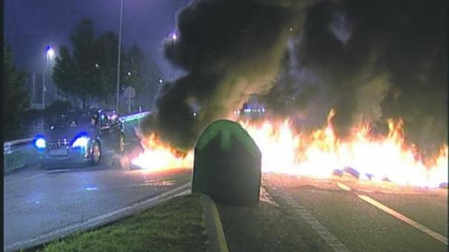 La barricada colocada por los trabajadores de Alas Aluminium en la Autovía del Nalón, a la altura de Riaño.