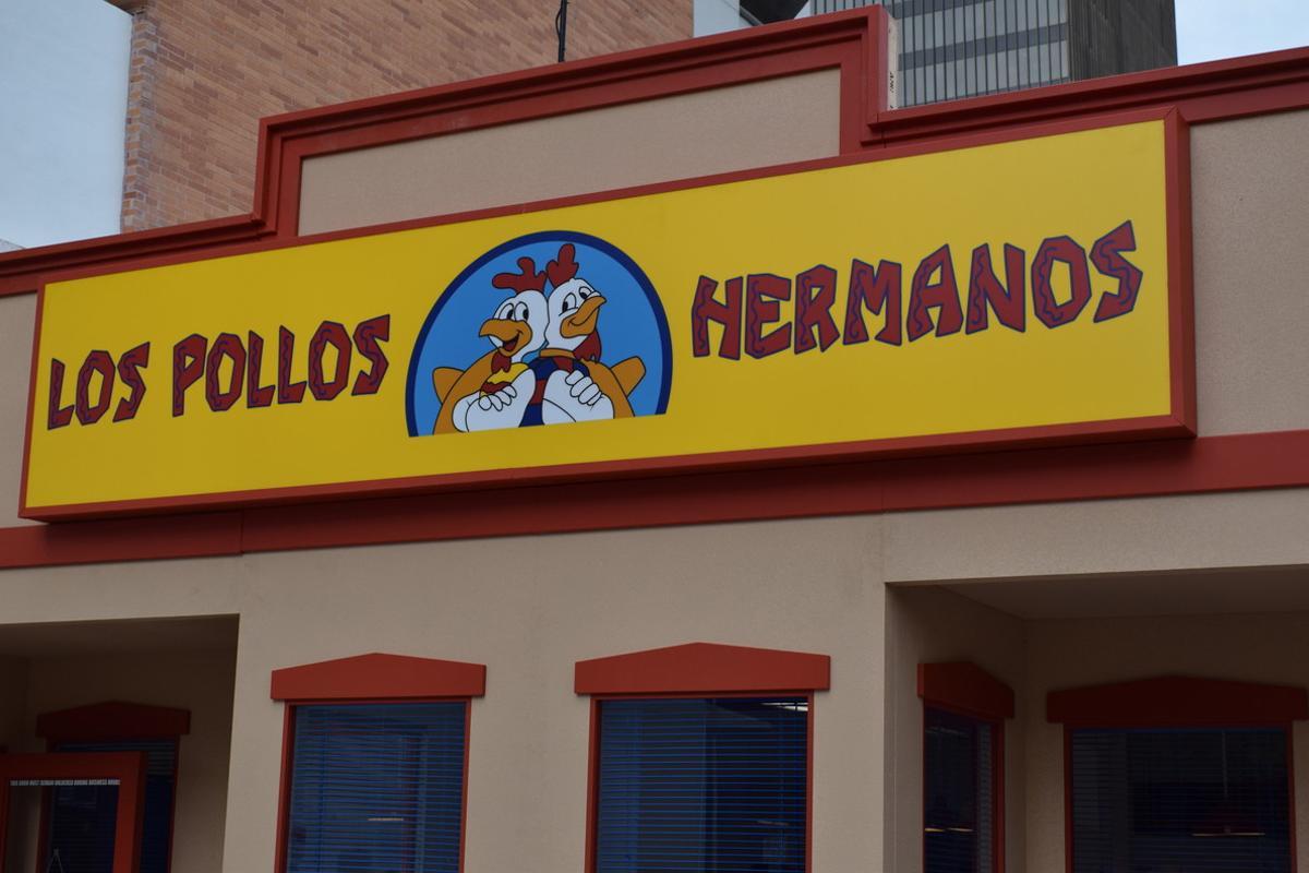 ACOMPAÑA CRÓNICA: BREAKING BAD AUS01.- AUSTIN (TX, EEUU), 11/03/2017.- Fotografía del 10 de marzo de 2017 de la imagen de anuncio del restaurante Los Pollos Hermanos de Austin, Texas, durante el festival estadounidense South by Southwest (SXSW). En el mismo escenario en el que Walter White y Gus Fring sellaron, rodeados de alitas de pollo, su lucrativa pero destructiva alianza de metanfetamina, los fans de Breaking Bad tienen en Austin (EE.UU.) un nuevo lugar de culto en el primer restaurante de Los Pollos Hermanos que cobra vida. EFE/ Alex Segura