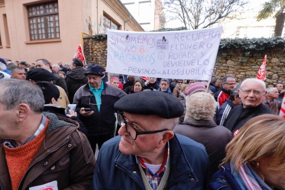 Manifestación de los jubilados frente a la sede de la Seguridad Social