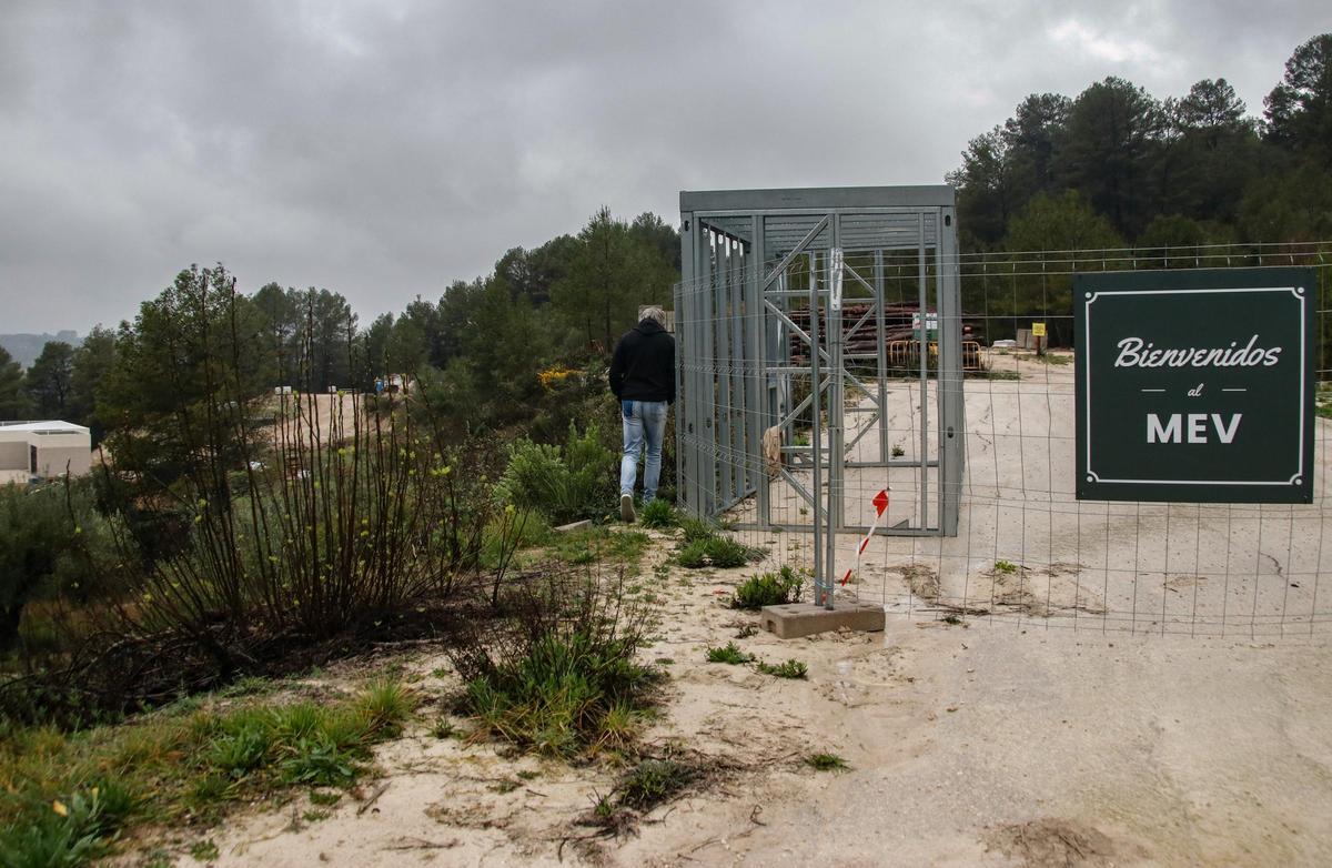 Acceso a la finca de la "ecoaldea"