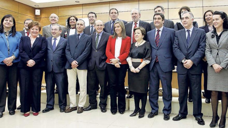 La conselleira de Sanidades, Rocío Mosquera (2ªi), acudió a la reunión que presidieron la ministra Ana Mato (6ªi) y Pilar Farjas (6ªd.).  // Efe