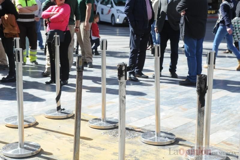 Concentración en la Avenida de la Libertad por la quema de la escultura floral