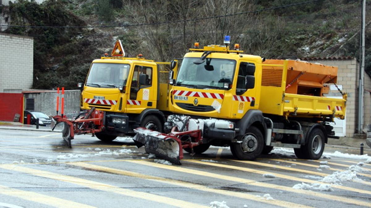 Máquinas quitanieves en la frontera con Francia