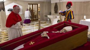 Primeras imágenes del papa Francisco en el féretro