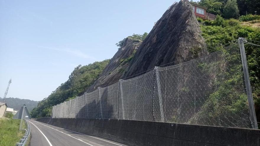 Finalizan las obras para estabilizar la ladera y evitar desprendimientos en la carretera que da acceso al polígono de Vega de Arriba, en Mieres