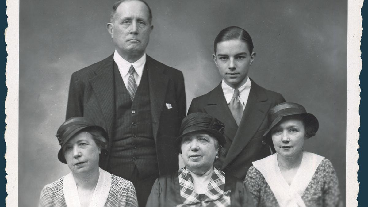 Azorín con su sobrino Julio Rajal, su esposa Julia Guinda y sus hermanas Estefanía y Gregoria, a finales de 1930