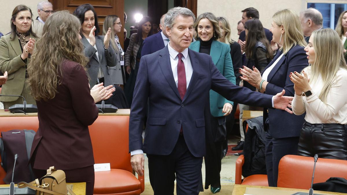 Feijóo adelanta a sus filas: "El PP defenderá al Estado si el Gobierno delega el control de fronteras"