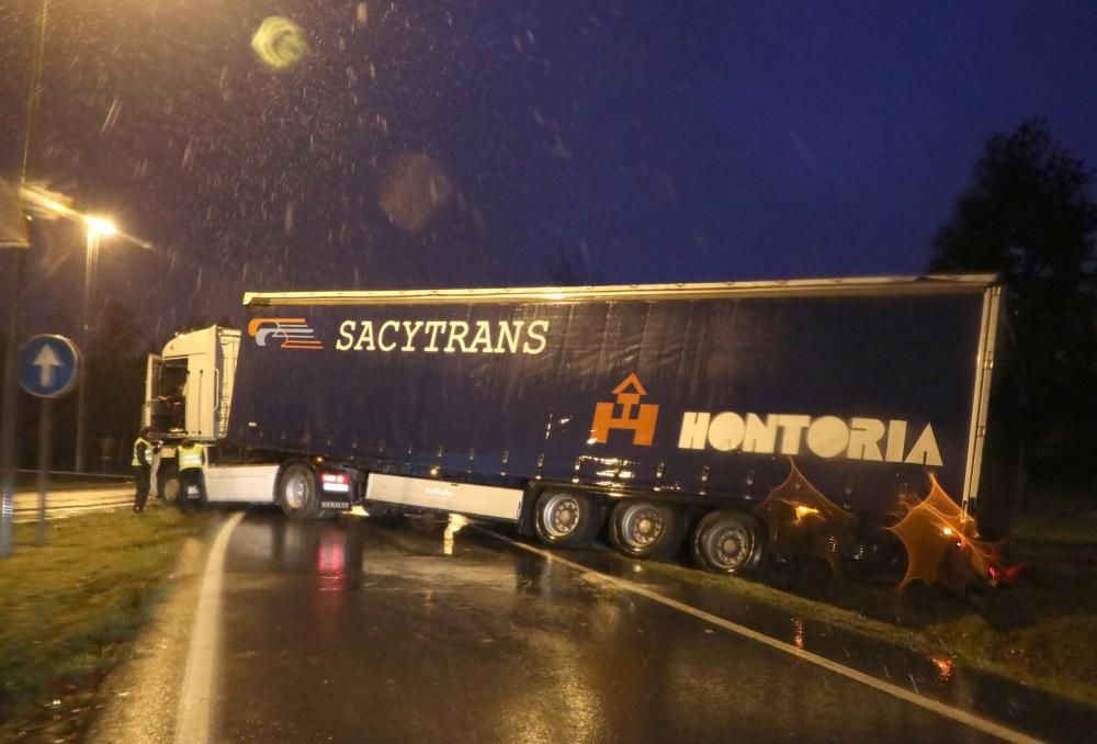 Un camión volcado por el viento en la Avenida de Asturias de Santiago.