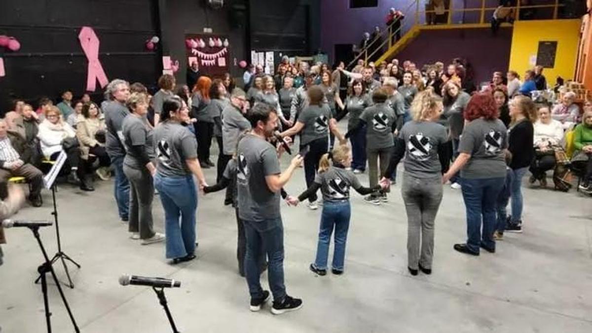 Actividad de baile y pandereta del grupo "Muyeres por Salas".