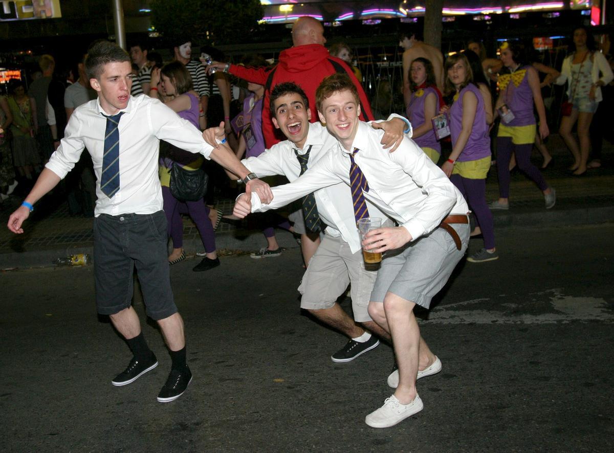 Un grupo de jovenes se divierten en la primera noche del Saloufest de 2011.