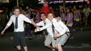 Un grupo de jovenes se divierten en la primera noche del Saloufest de 2011.