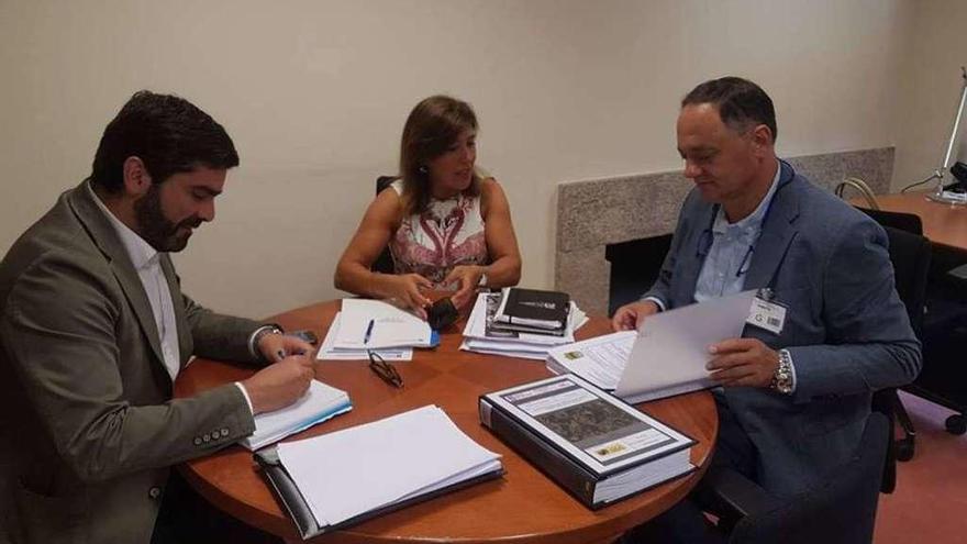 Beatriz Mato y Jesús Otero durante la reunión de ayer en el Parlamento de Galicia.