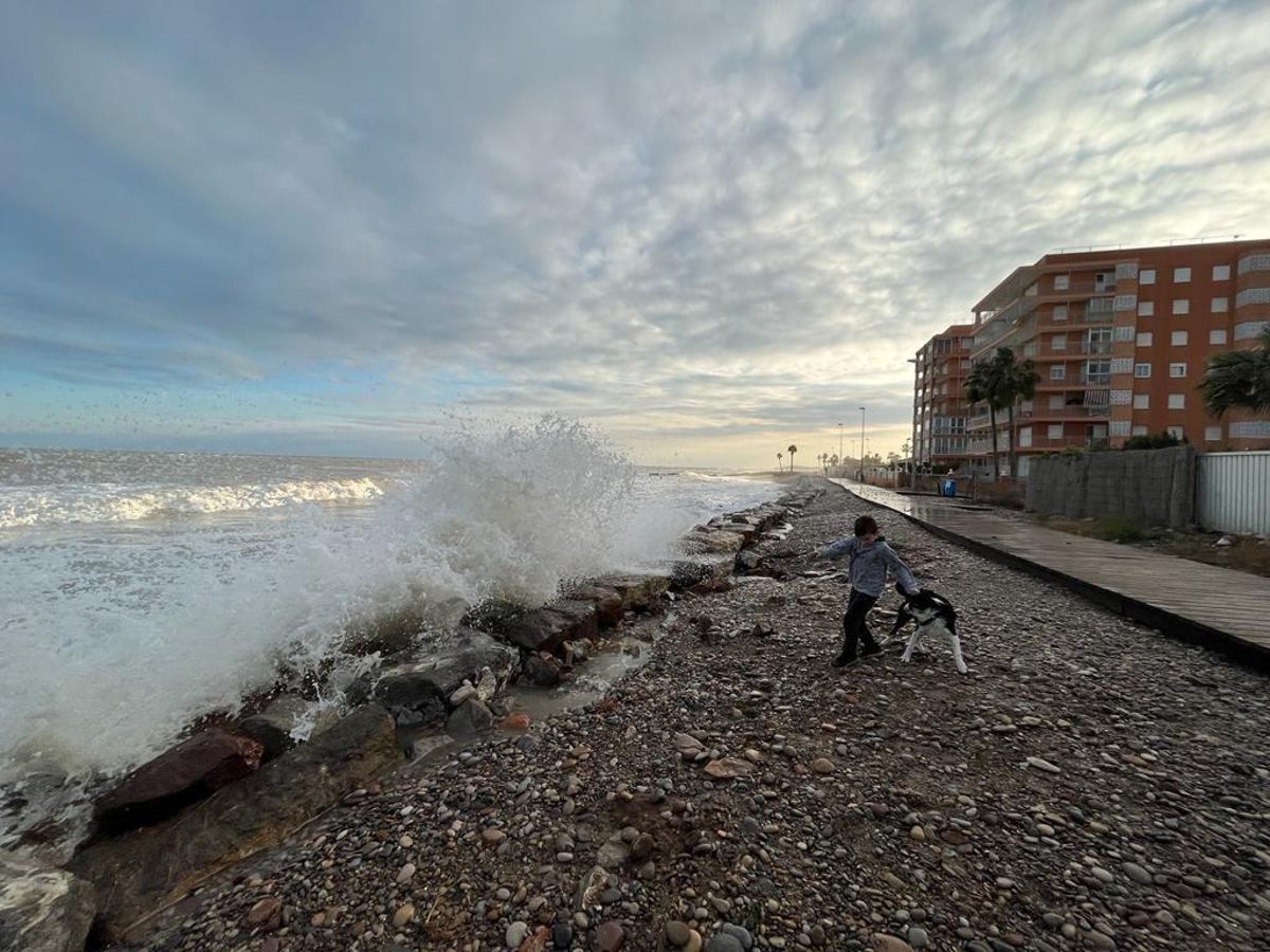 Imagen del temporal azotando la playa de Nules.