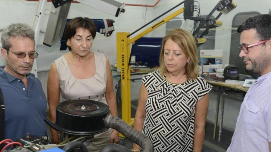 La consejera de Educación, María Isabel Sánchez Mora, presentó las novedades de FP en los talleres del IES Aljada de  Puente Tocinos.