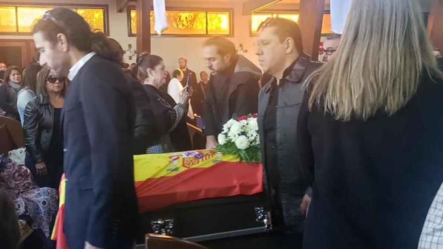 La bandera de España cubría el féretro del cocinero en los funerales.