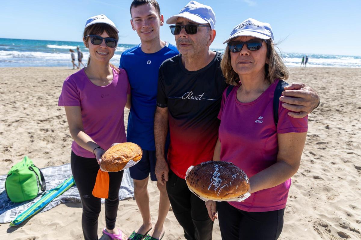 Una familia en la playa del Carabassí durante este Lunes de Pascua en Elche