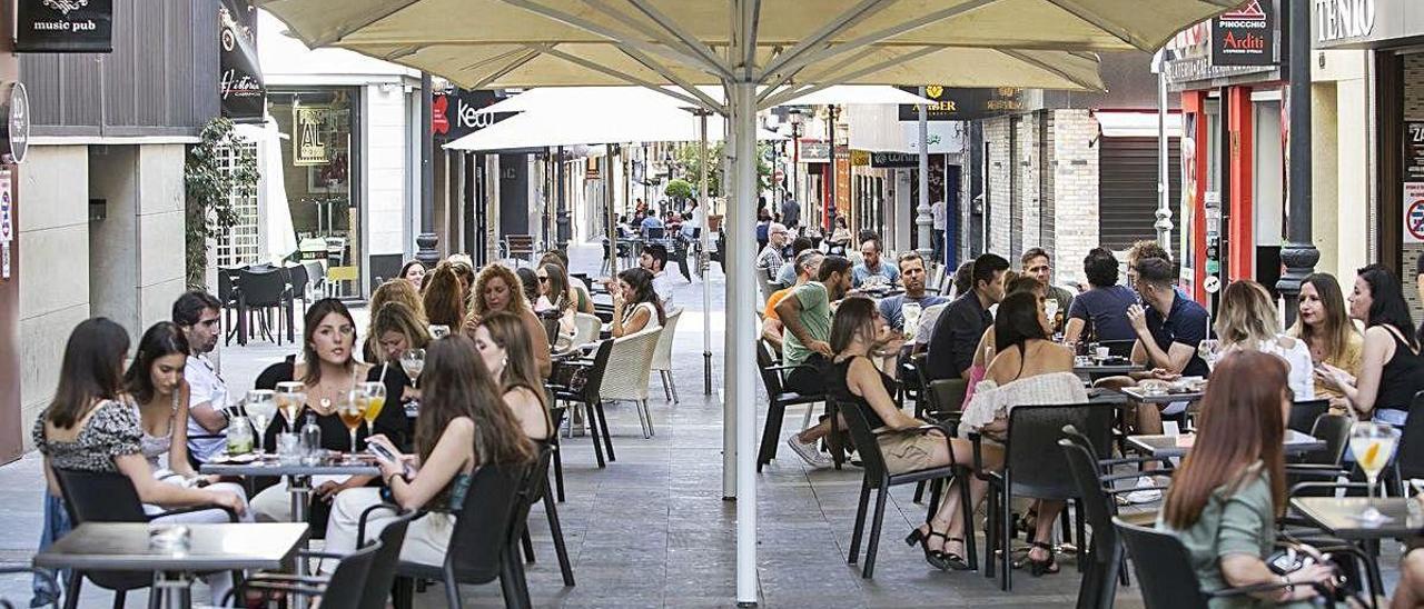 Aspecto que presentaban las terrazas del centro de Alicante, ayer.