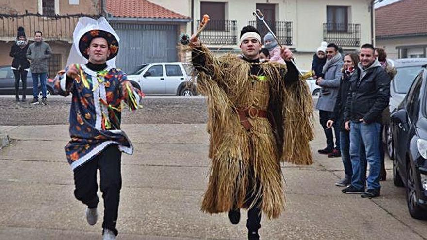 Desarrollo de la mascarada del Tafarrón, en Pozuelo de Tábara.