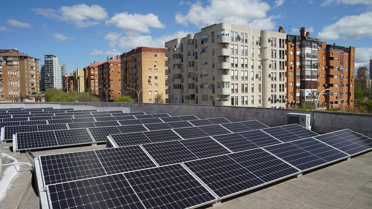 Imatge d’una instal·lació fotovoltaica al terrat d’un bloc de pisos.