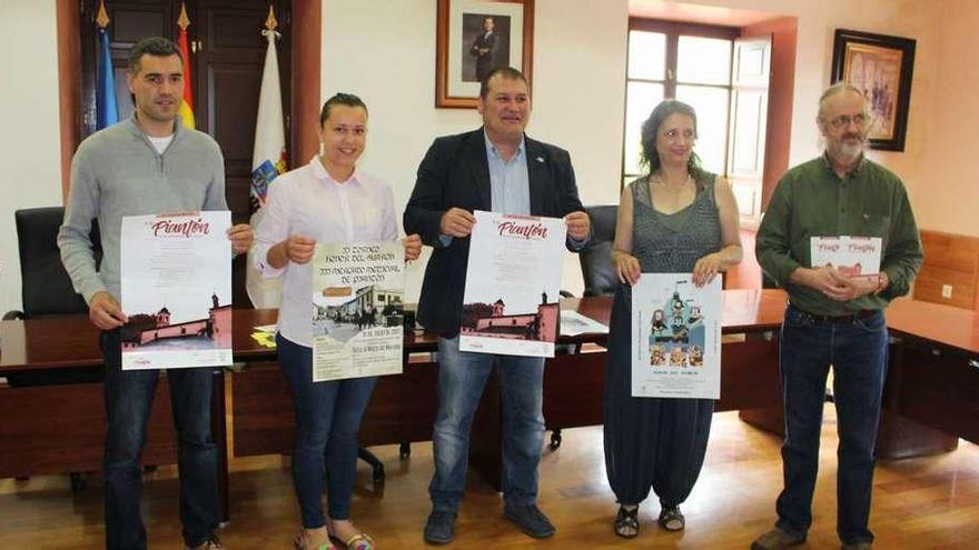 El director de la Escuela de Música de Vegadeo, José Luis Álvarez; la concejala de Festejos, Alba Álvarez; el alcalde, César Álvarez, y los responsables del festival Elena Montaña e Íñigo Guibert, ayer, en la presentación.