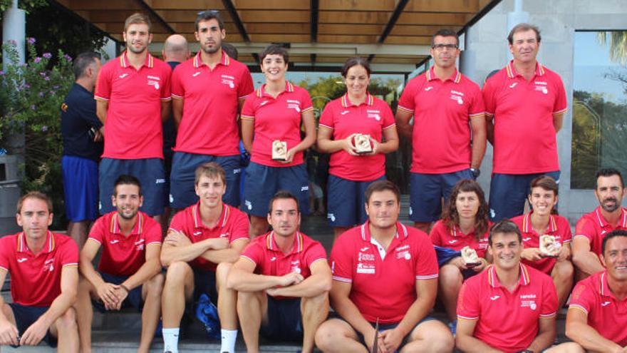 Los componentes del equipo español posan con los trofeos obtenidos en el Mundial 2014