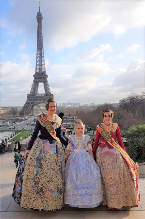 Marina y Sara, en la fiesta fallera de París.