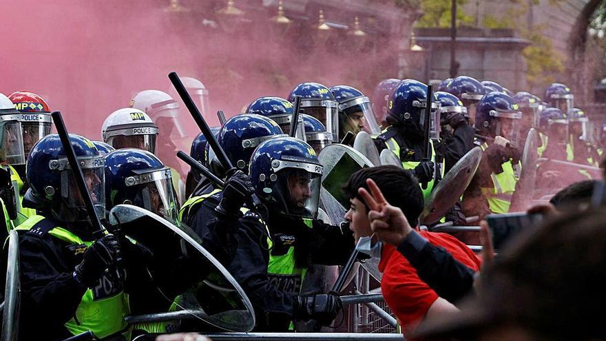 Enfrontaments entre manifestants i la policia a Londres, ahir.