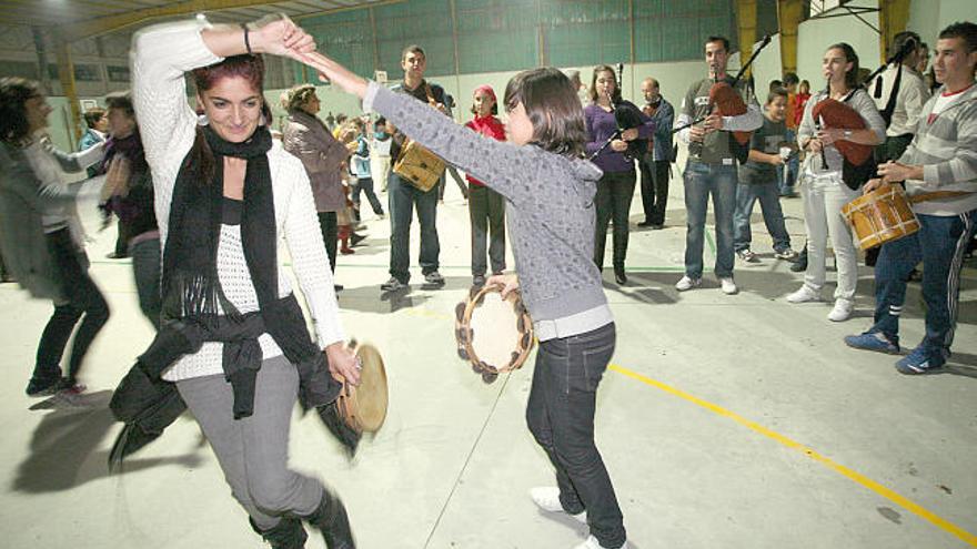 Jövenes bailando en el colegio de Castrillón.